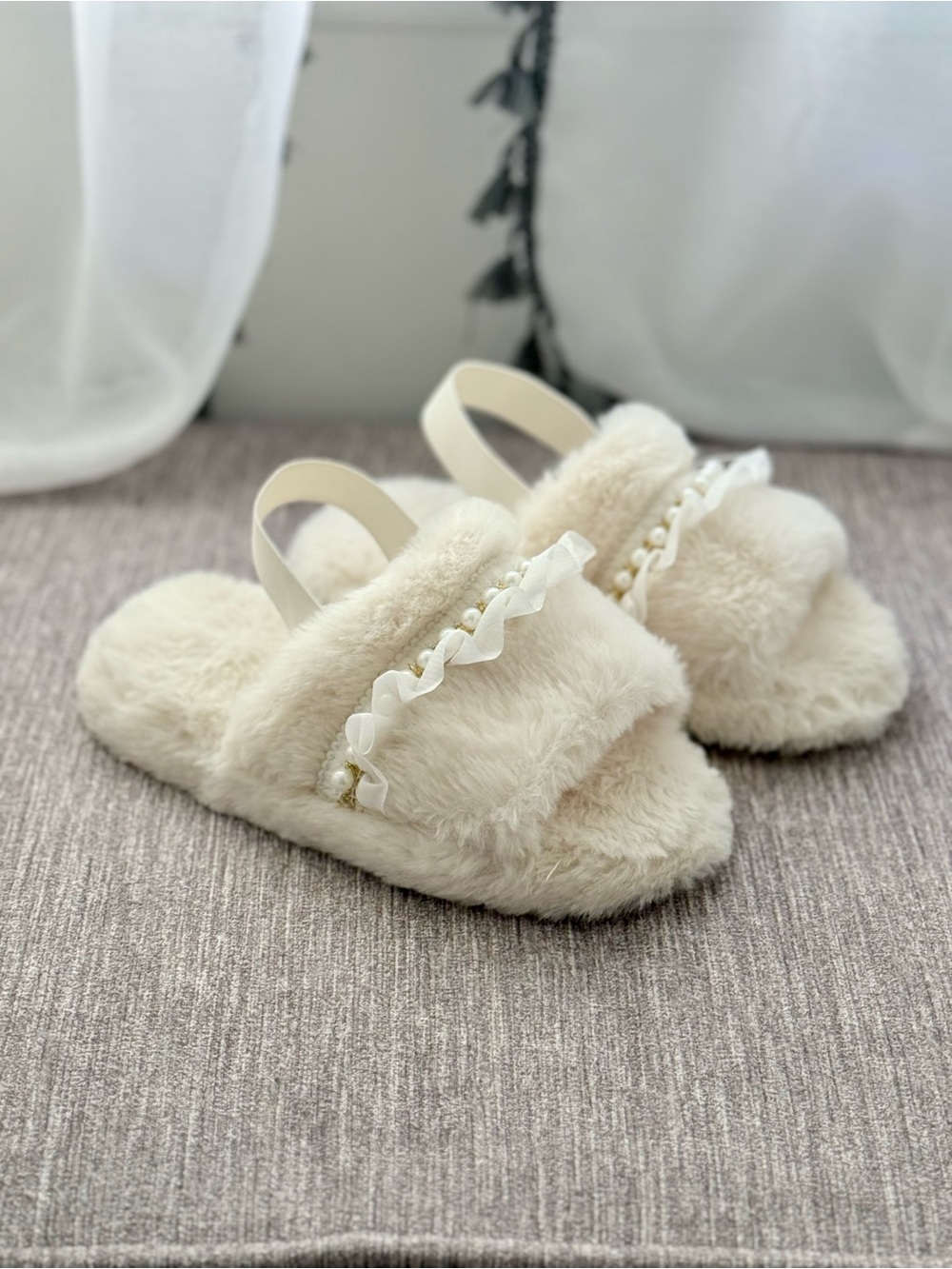 Girl’s Plush Cream Faux-Fur Slide Sandals with Pearl Trim - Size ML 5/7 yrs old.